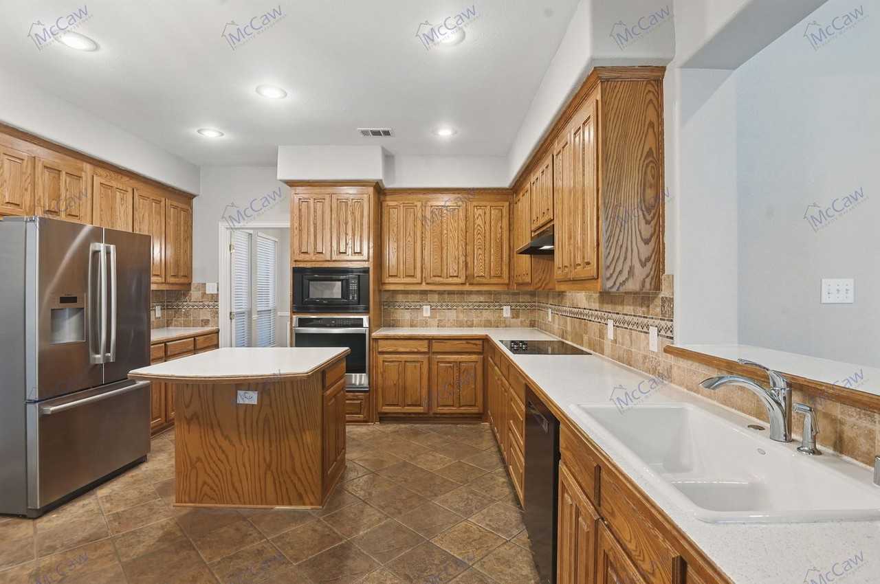 1210 Surrey Ln - Photo 7 of 24