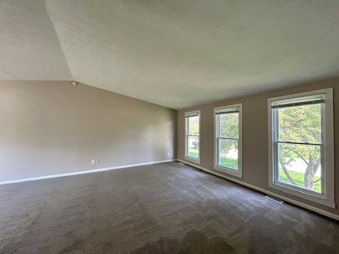 1180 Standish Dr - Photo 6 of 38