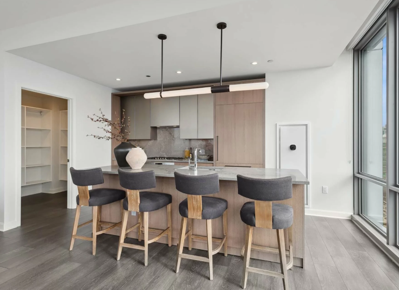 122 N Green St - Photo 3 of 15