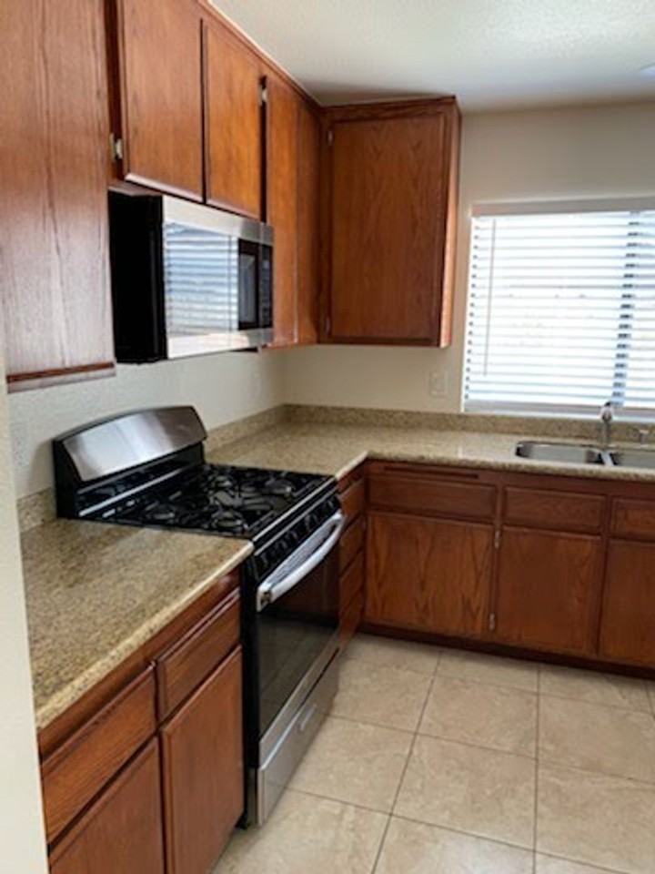 830 Yorkshire Ln - Photo 2 of 4