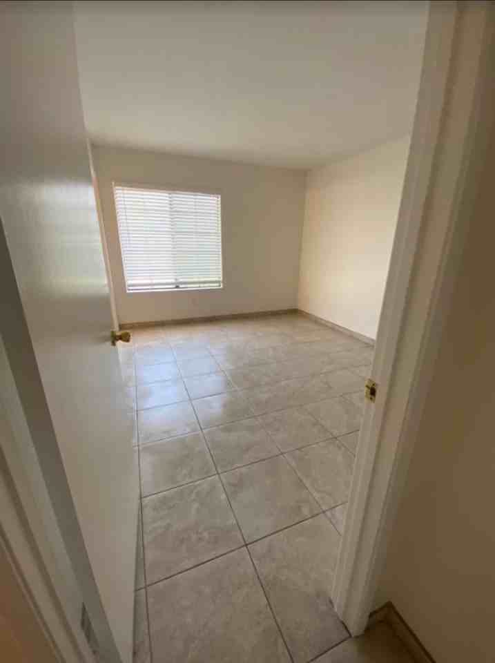 830 Yorkshire Ln - Photo 3 of 4
