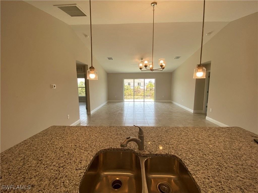 1000 Ne 44th Ln - Photo 3 of 18