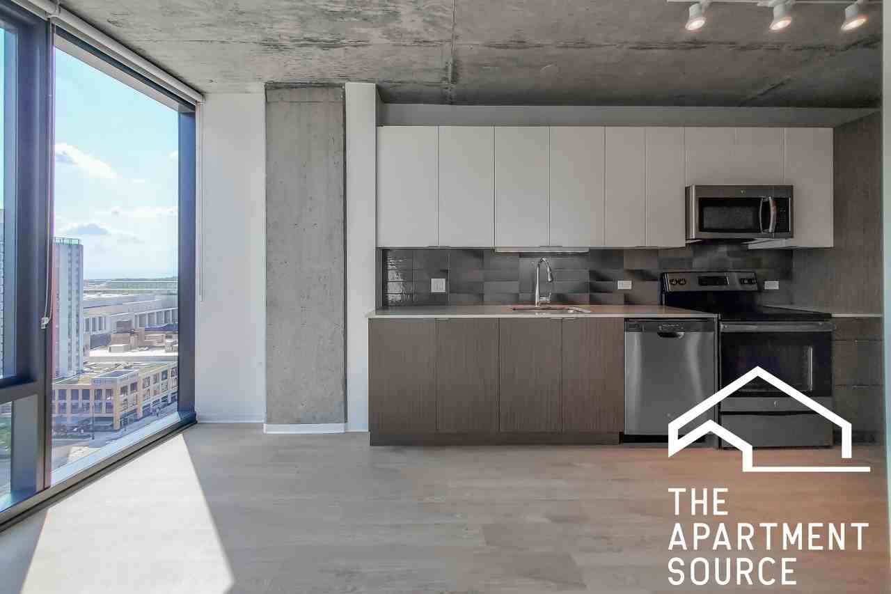 2111 S Wabash Ave - Photo 2 of 21