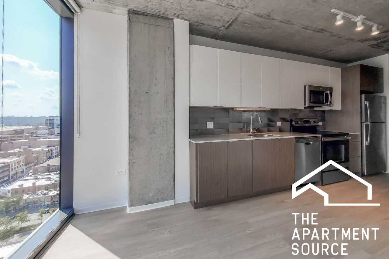 2111 S Wabash Ave - Photo 3 of 21