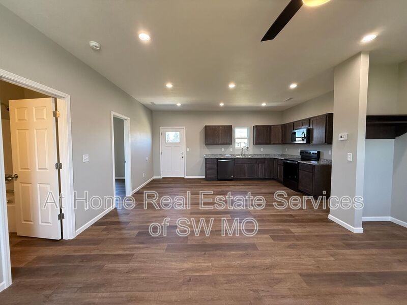 191 W Oak Lawn St - Photo 3 of 15