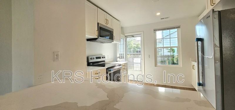 1267 Little Bay Ave - Photo 5 of 11