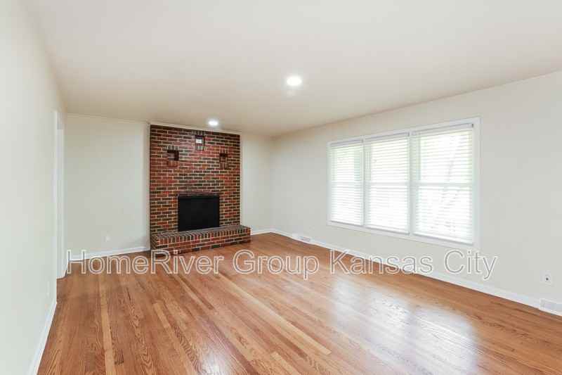 1527 N 64th Dr - Photo 3 of 23