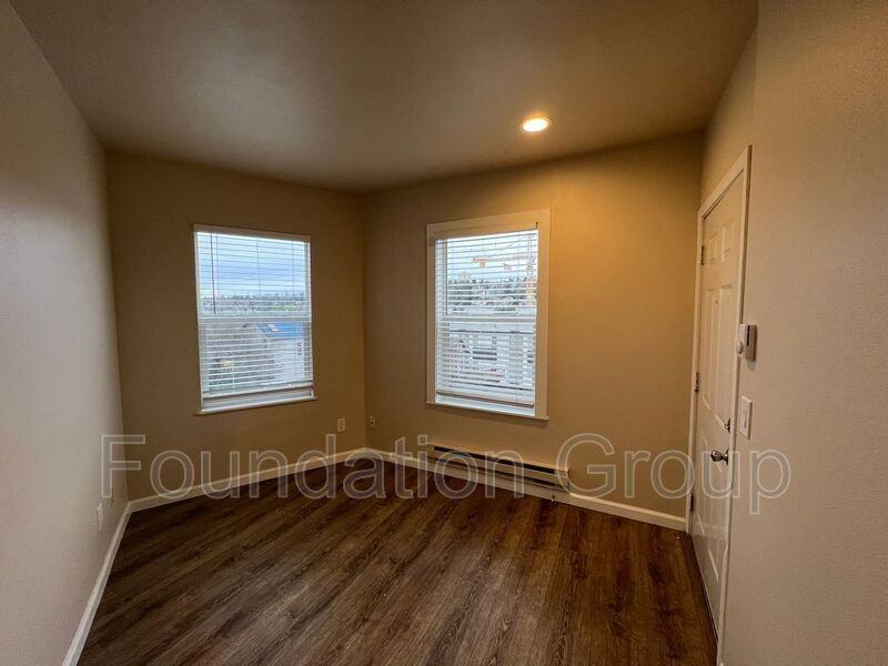 842 Davis Pl S #12 - Photo 3 of 9