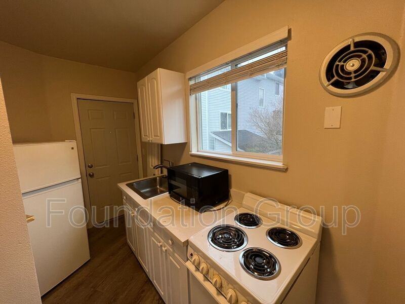 842 Davis Pl S #12 - Photo 6 of 9