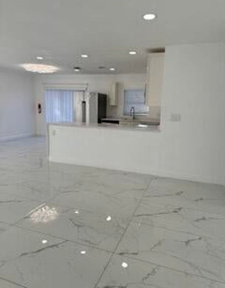 1848 Nw 55th Ave Apt 3x - Photo 2 of 11