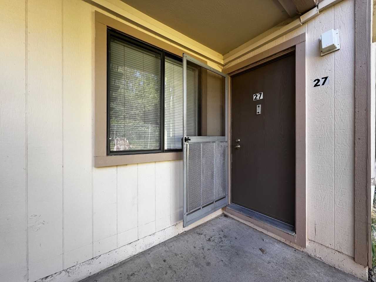 2640 Woodridge Ct - Photo 3 of 10