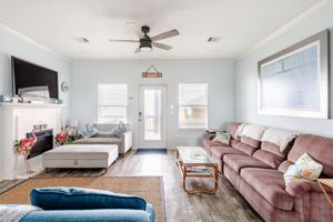 featured image of 998 Dolly St