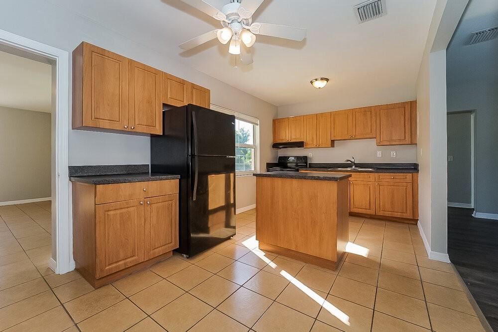 820 S D St - Photo 4 of 15