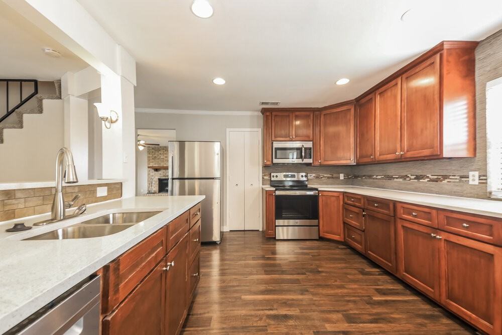 2325 Woodhollow Ave - Photo 7 of 17