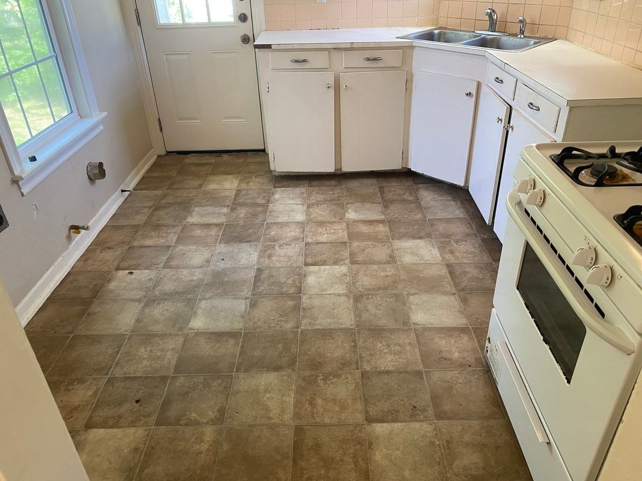 450 Overhill Dr - Photo 5 of 11