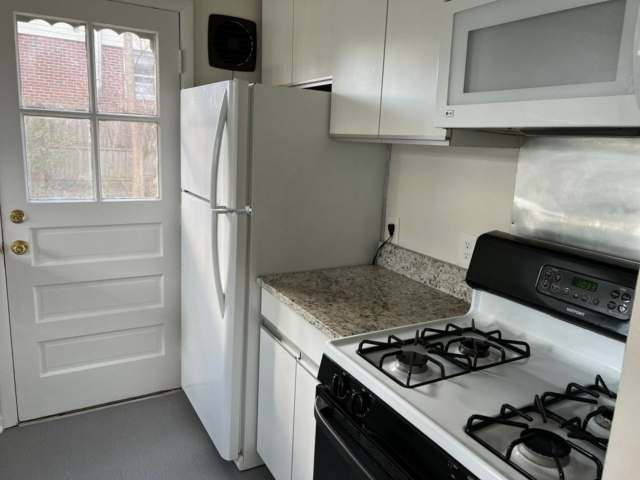 11211 Landy Ct - Photo 3 of 32