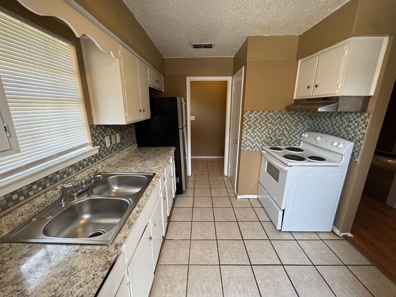6108 Provost Ave - Photo 2 of 13