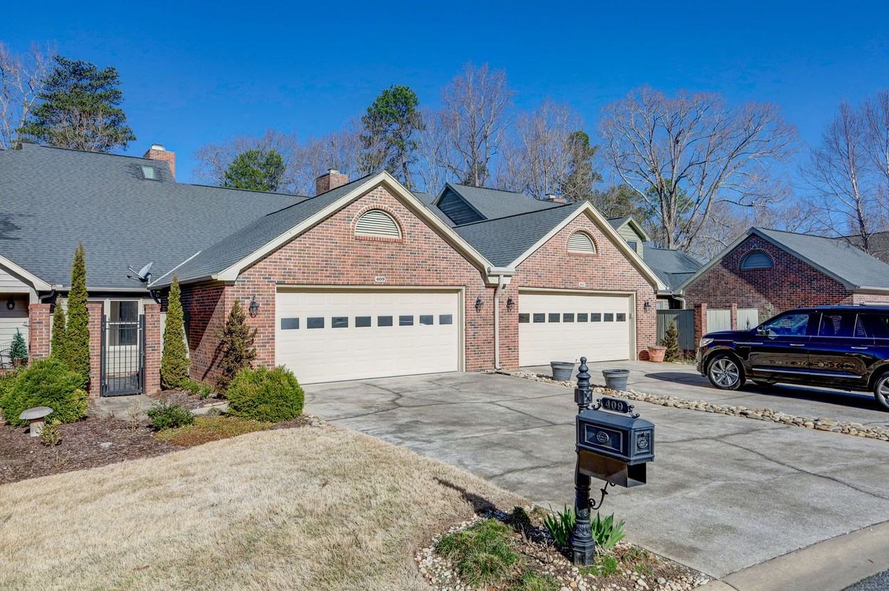 409 Hunters Circle - Photo 2 of 48