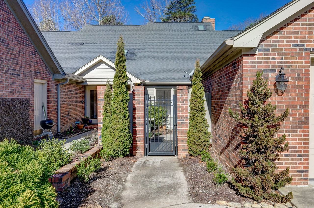 409 Hunters Circle - Photo 3 of 48