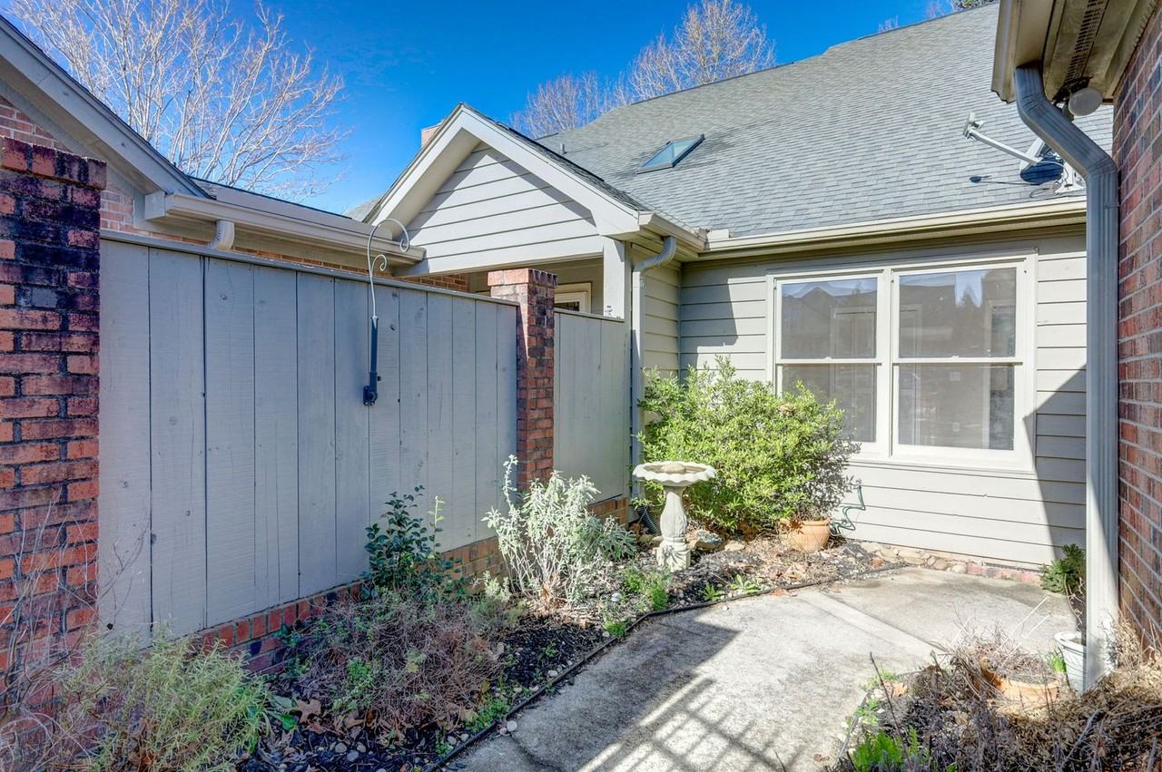 409 Hunters Circle - Photo 4 of 48