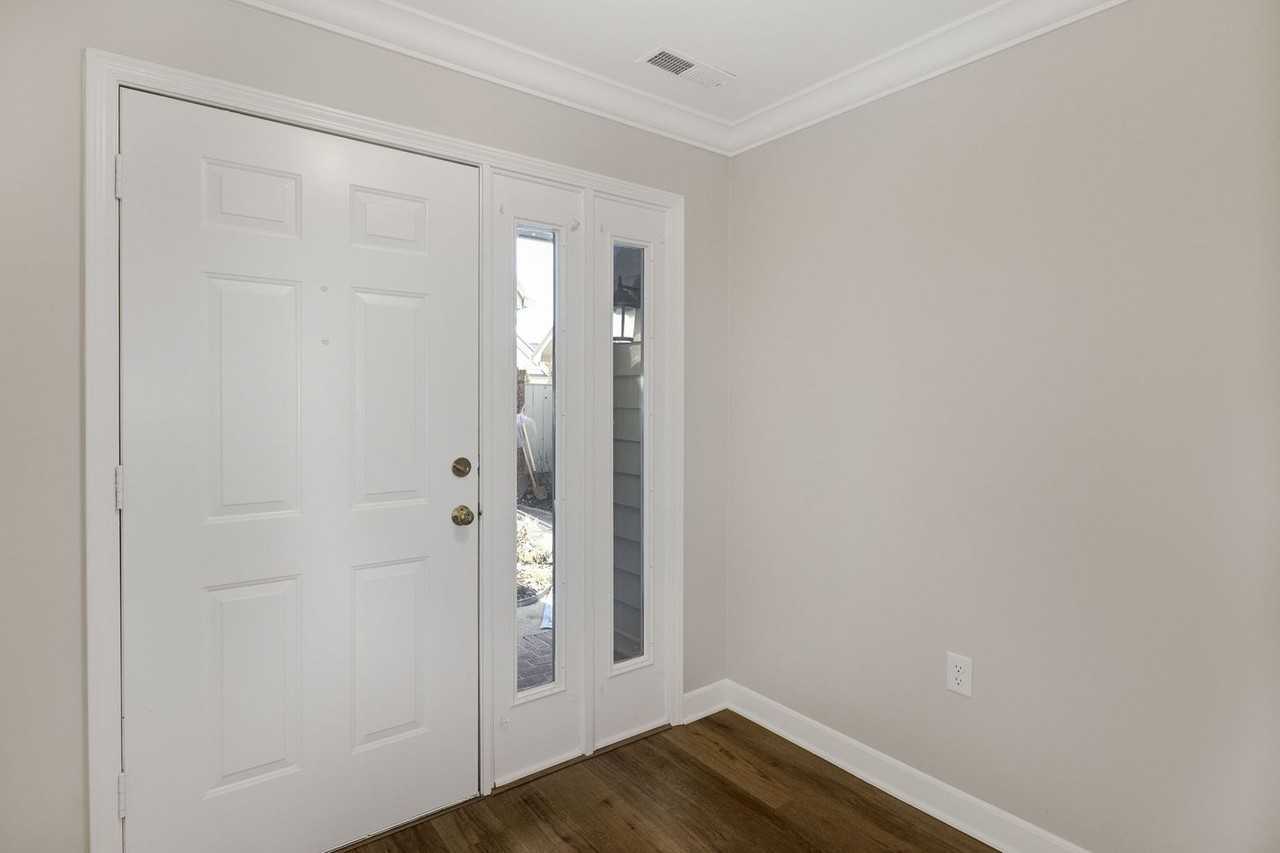 409 Hunters Circle - Photo 6 of 48