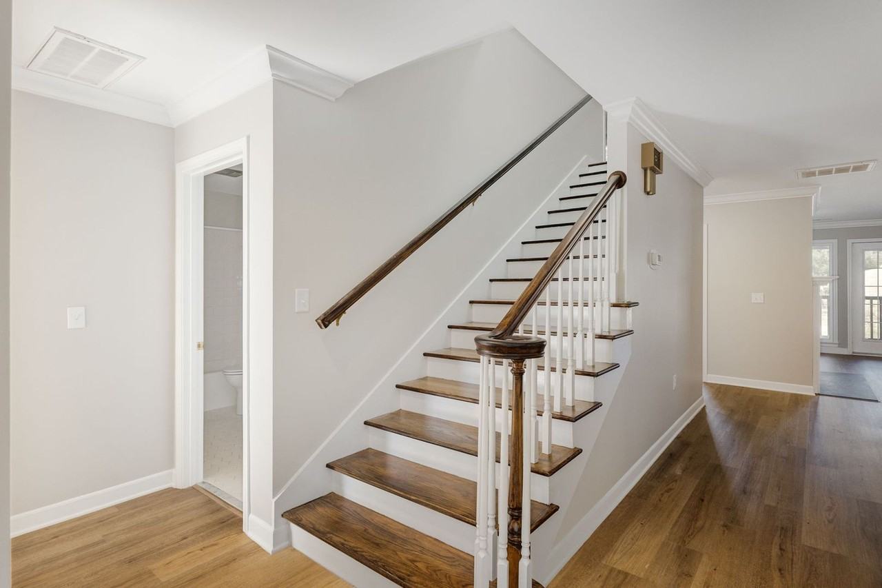 409 Hunters Circle - Photo 7 of 48