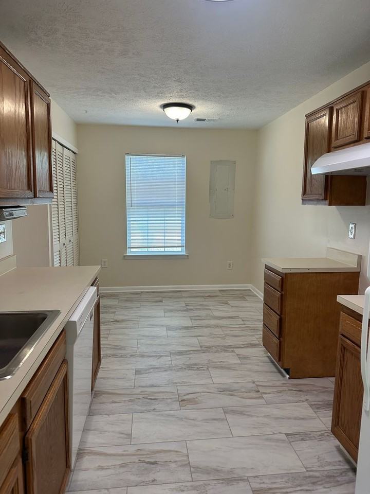 327 Georgetowne Ct - Photo 2 of 16