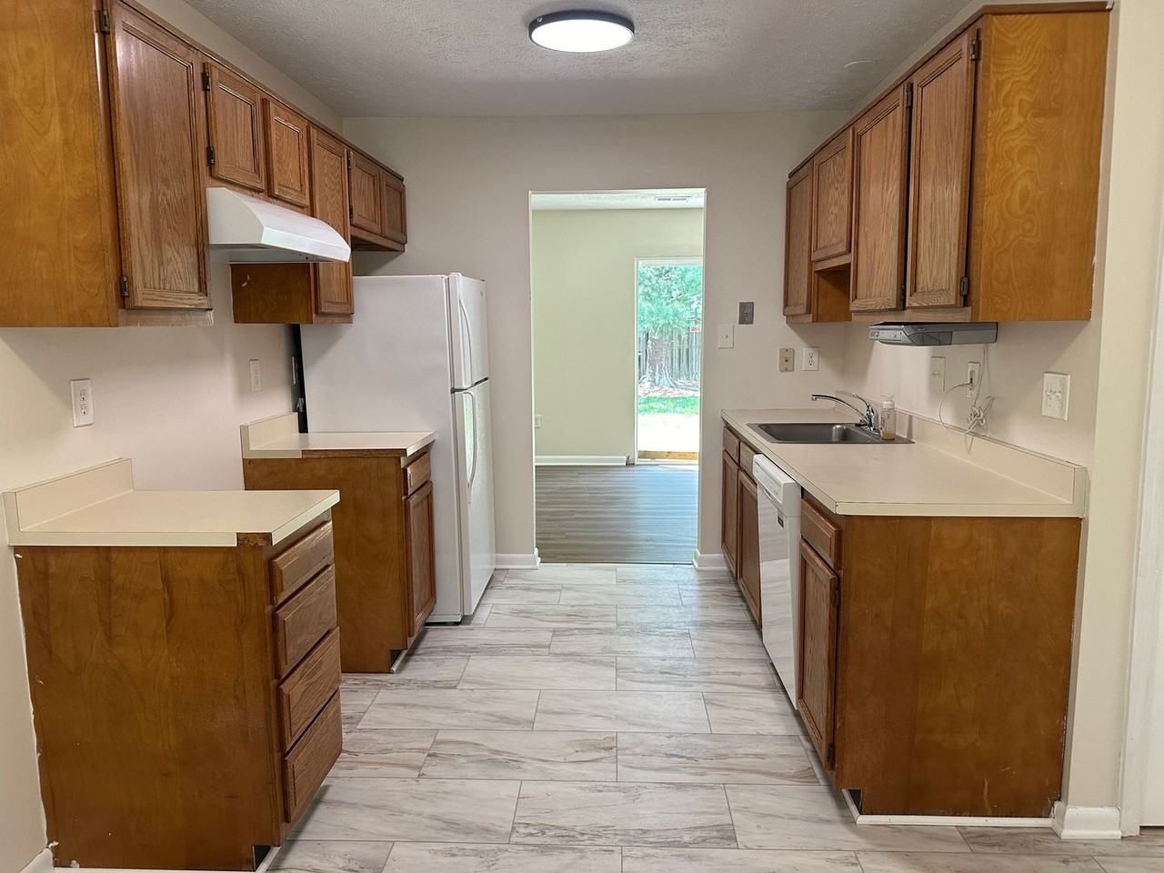 327 Georgetowne Ct - Photo 3 of 16