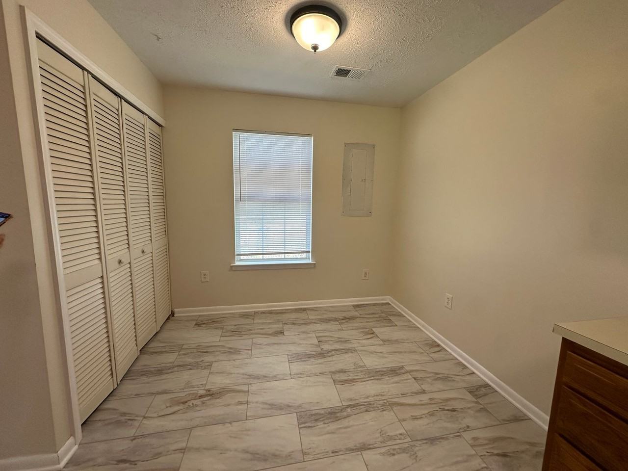 327 Georgetowne Ct - Photo 4 of 16