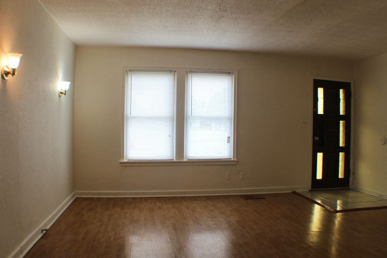 1129 Sw 35th St - Photo 2 of 10