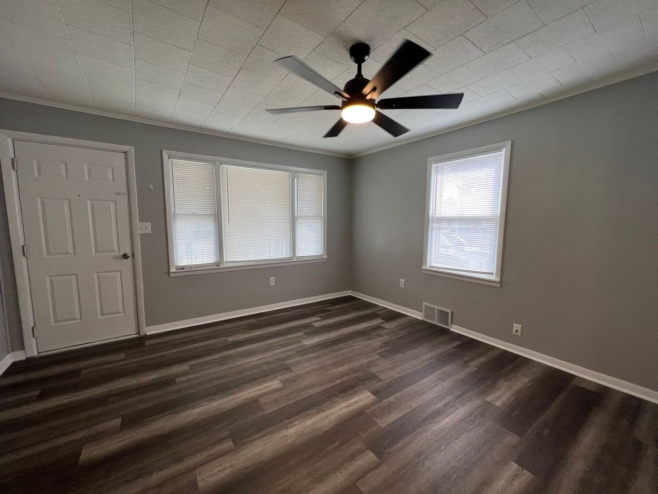 1718 Locust St - Photo 3 of 12