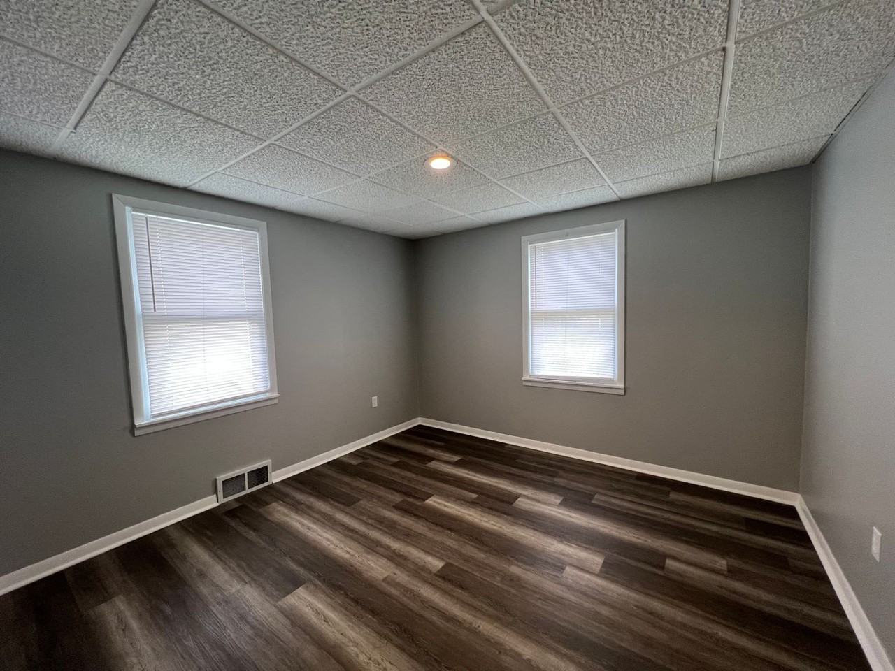 1718 Locust St - Photo 5 of 12