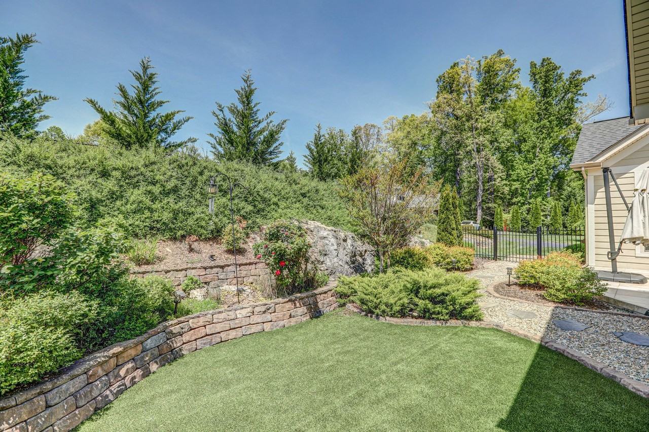 1434 Hatterdale Farm Rd - Photo 4 of 39