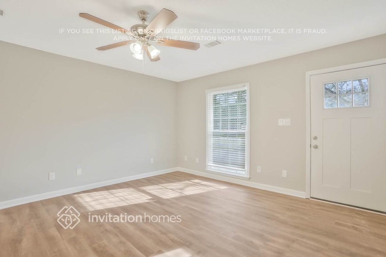 721 Utoy Circle Southwest - Photo 3 of 20