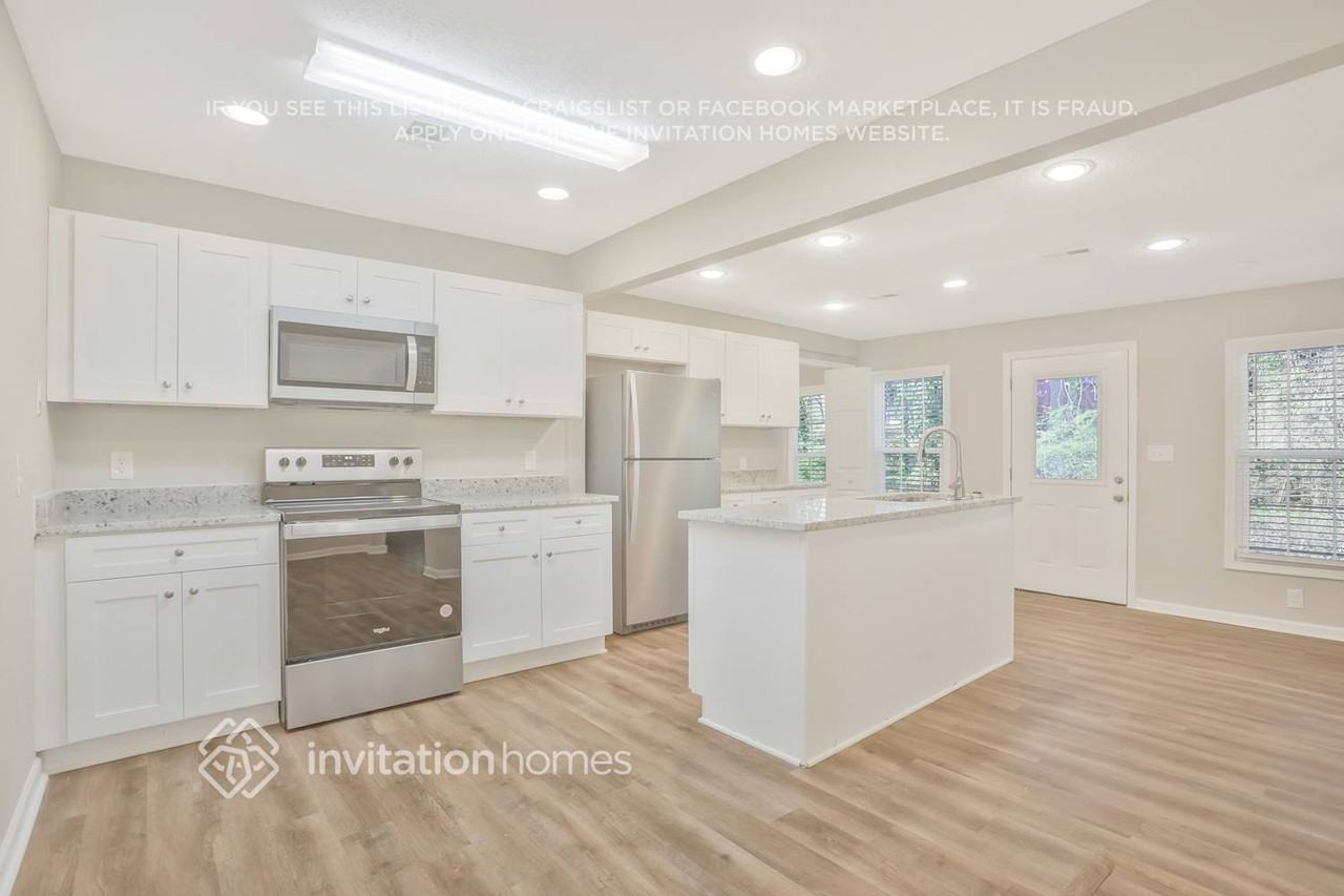 721 Utoy Circle Southwest - Photo 7 of 20