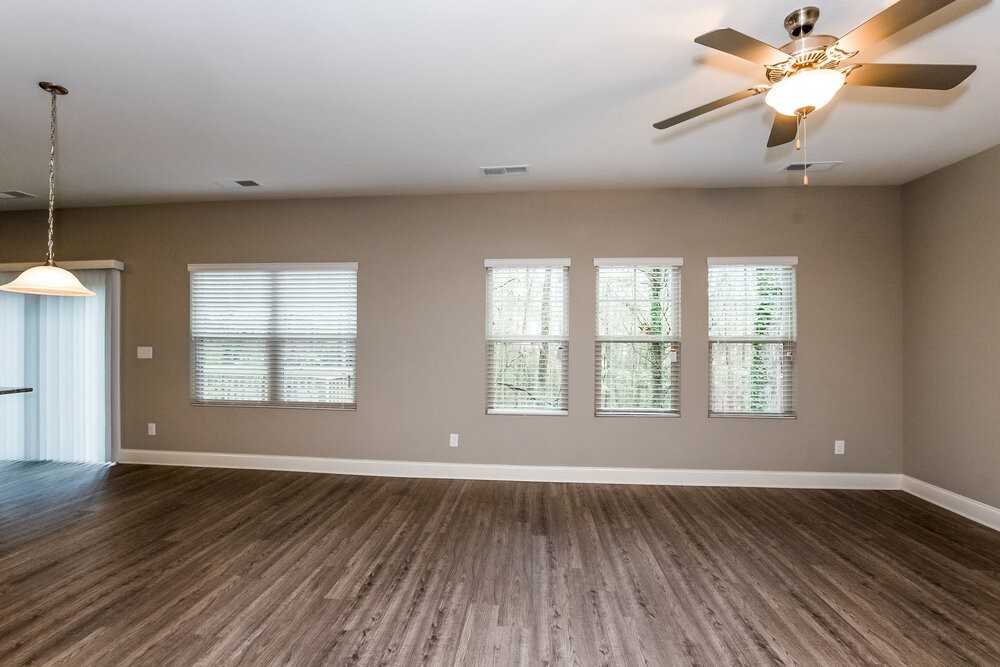 401 Breezewood Dr - Photo 4 of 17