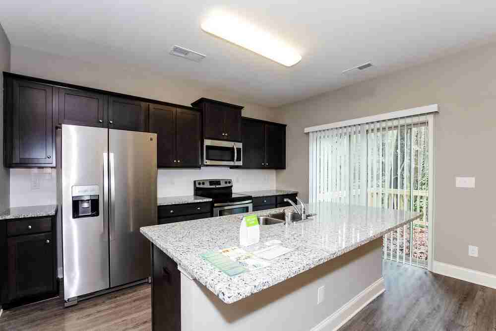 401 Breezewood Dr - Photo 7 of 17