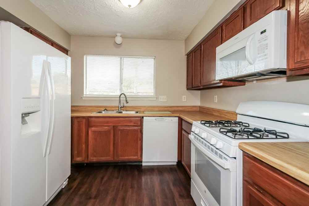 15826 Beechnut St - Photo 7 of 16