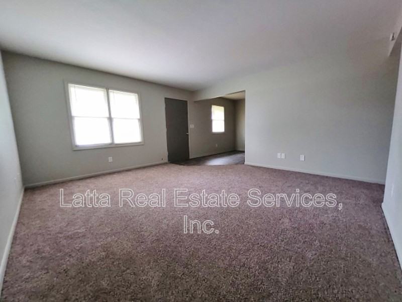 100 E Otway St - Photo 2 of 7