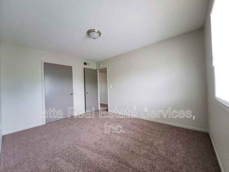 100 E Otway St - Photo 5 of 7