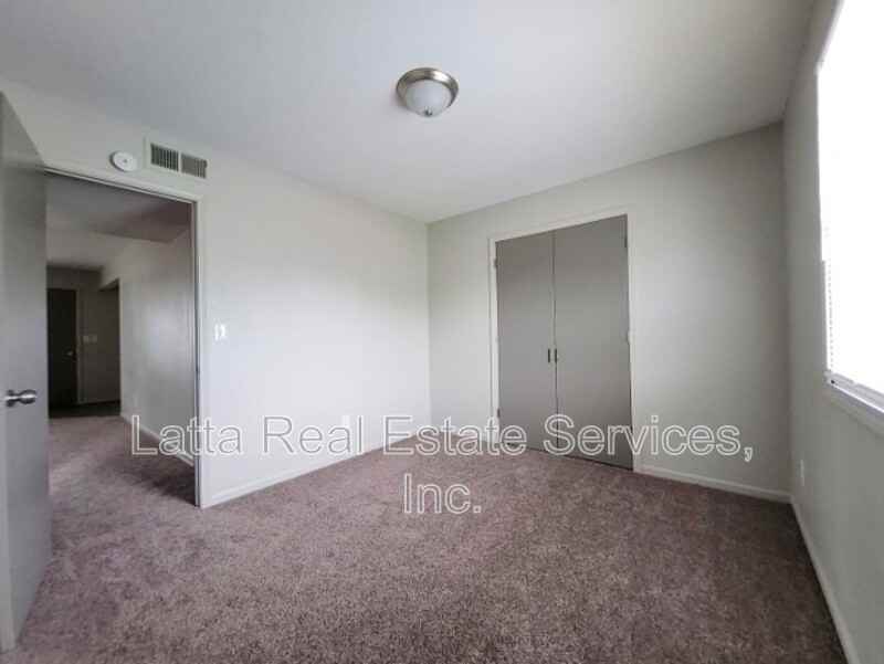 100 E Otway St - Photo 6 of 7