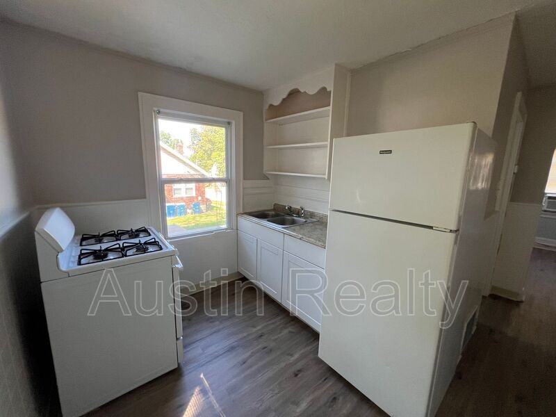 8840 Graceland Ave - Photo 2 of 5