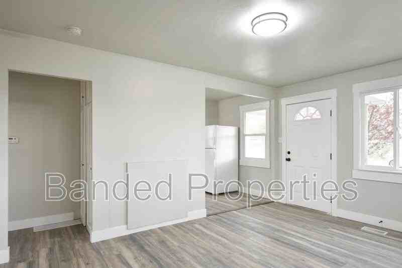 263 Maple St - Photo 4 of 12