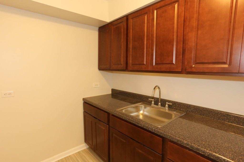 1040 W Hollywood Ave #322 - Photo 2 of 18