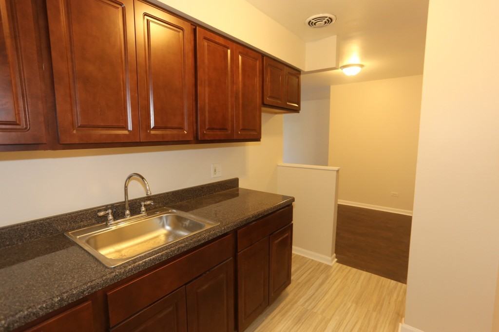 1040 W Hollywood Ave #322 - Photo 4 of 18
