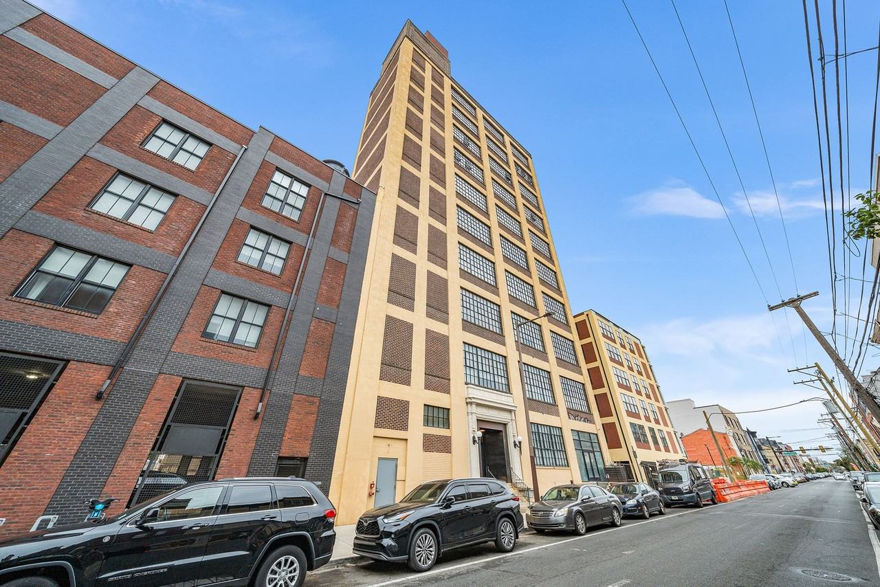 The Gotham Tower - Photo 5 of 50