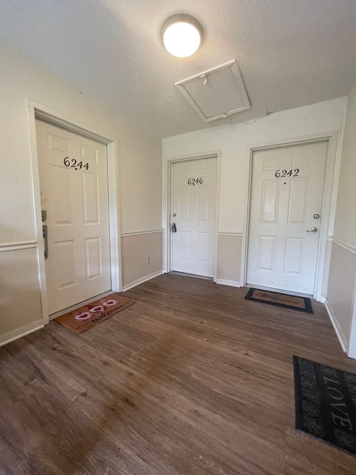 6246 Rosecroft Dr - Photo 2 of 15