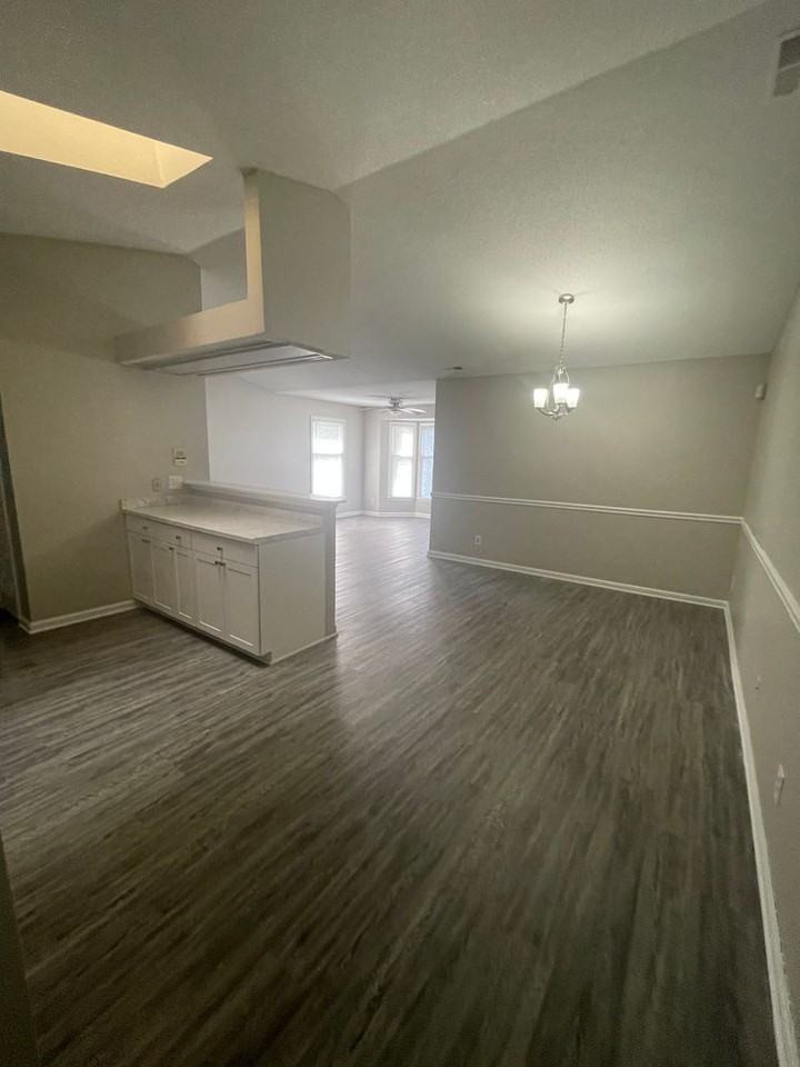6246 Rosecroft Dr - Photo 3 of 15