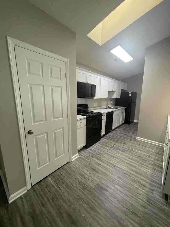 6246 Rosecroft Dr - Photo 4 of 15