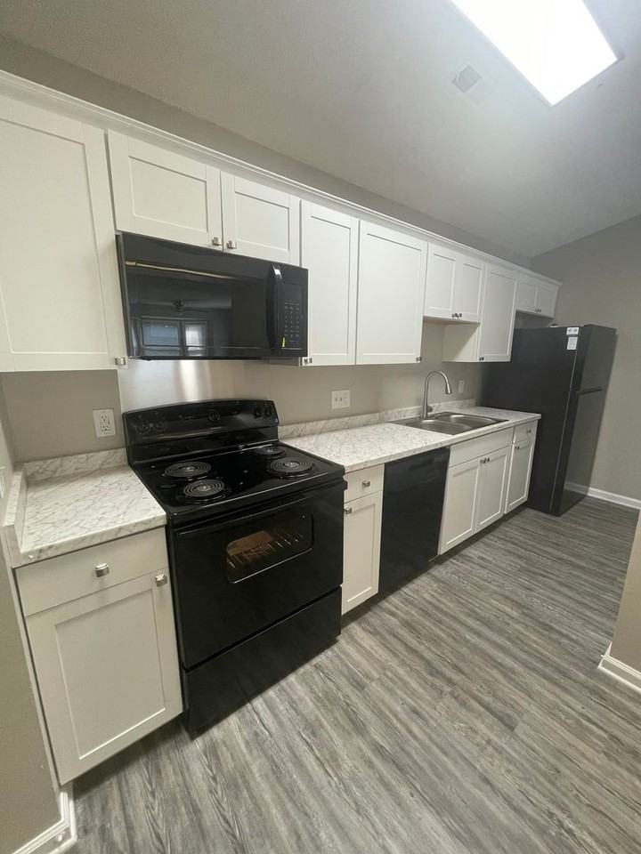 6246 Rosecroft Dr - Photo 5 of 15